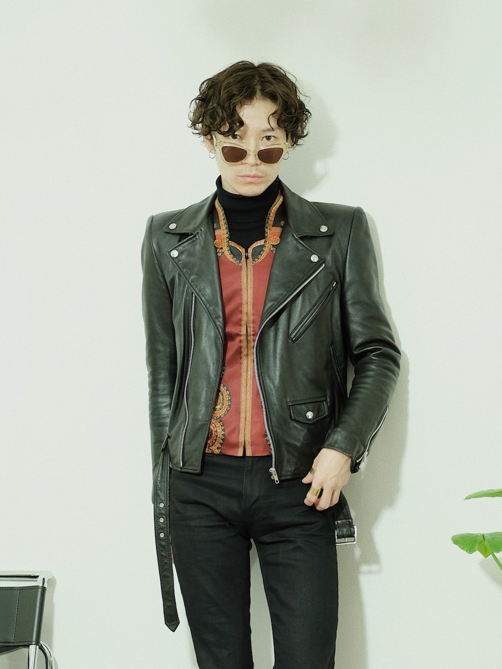 レッド系のシャツ/ブラウス、ブラック系のライダースジャケット、ブラック系のニット/セーターを着用したメンズの冬コーディネートの4枚目の写真