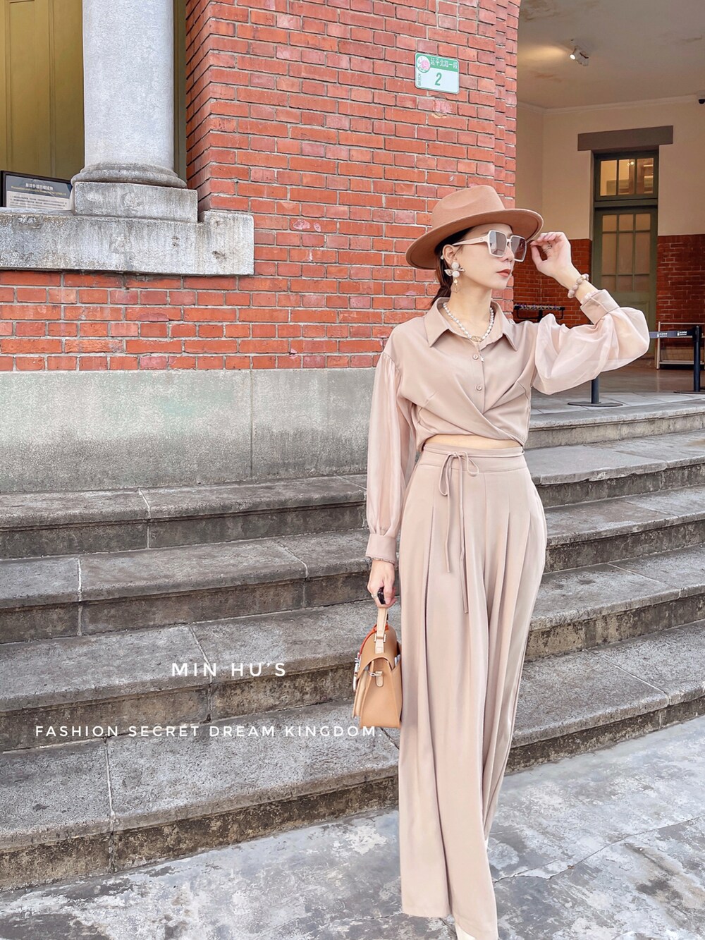 「秋冬、Taiwan、TAIPEI、fashion、girl、STYLE、cool、秋服、休日コーデ、Taichung、woman、were、outfit」｜「迷胡小姐のアイテム（ポンチョ、ベージュ系）」を使った、MIN HU’sさん（レディース・162cm）の秋コーディネートの4枚目の写真