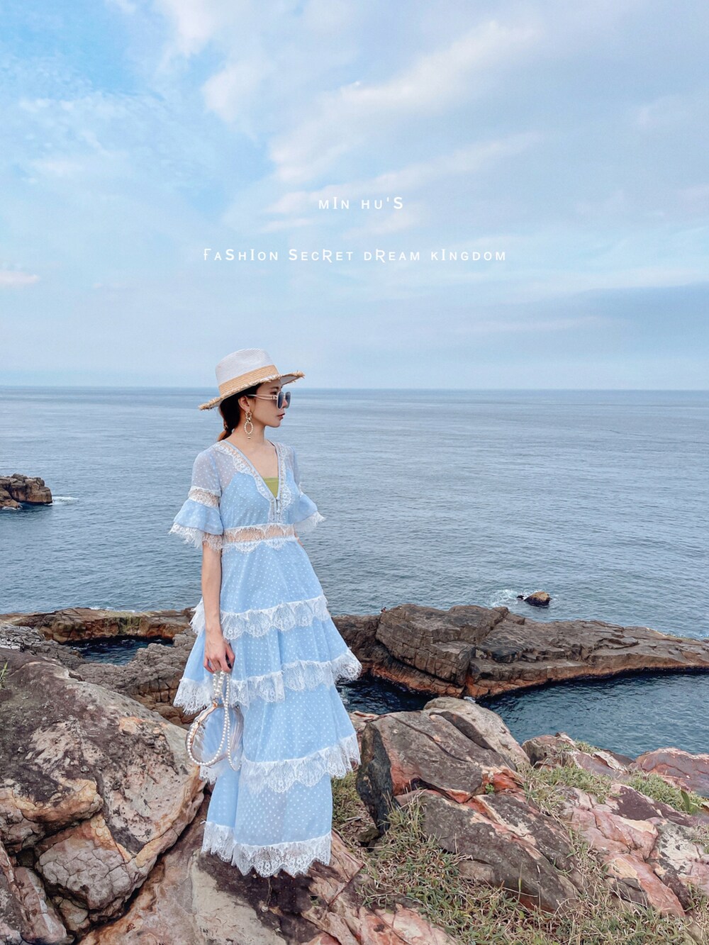 ブルー系のワンピースを着用したレディースの春コーディネートの4枚目の写真