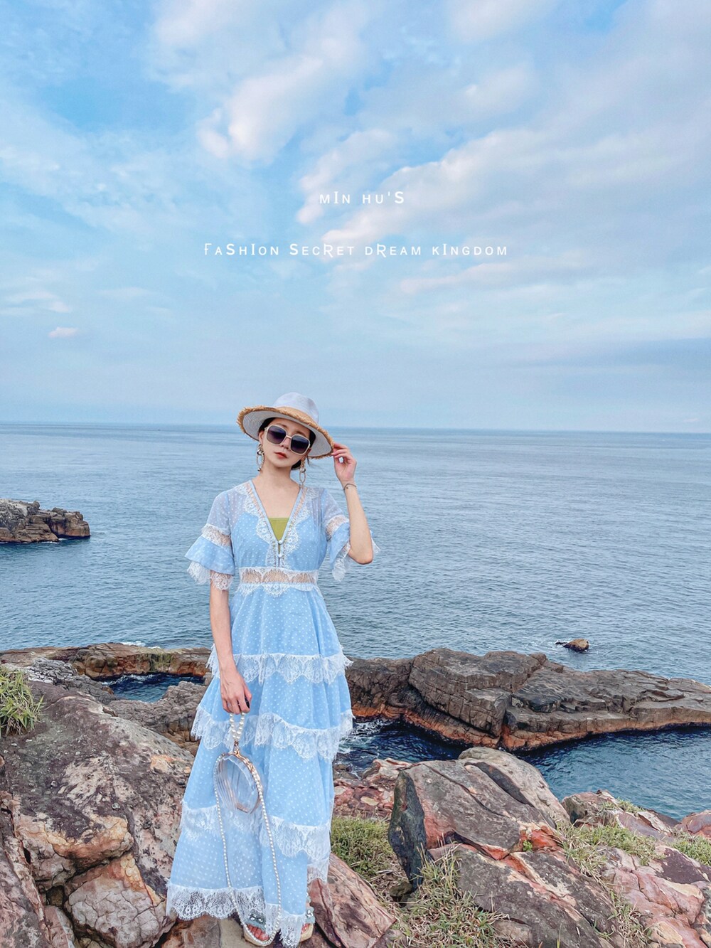 ブルー系のワンピースを着用したレディースの春コーディネートの3枚目の写真