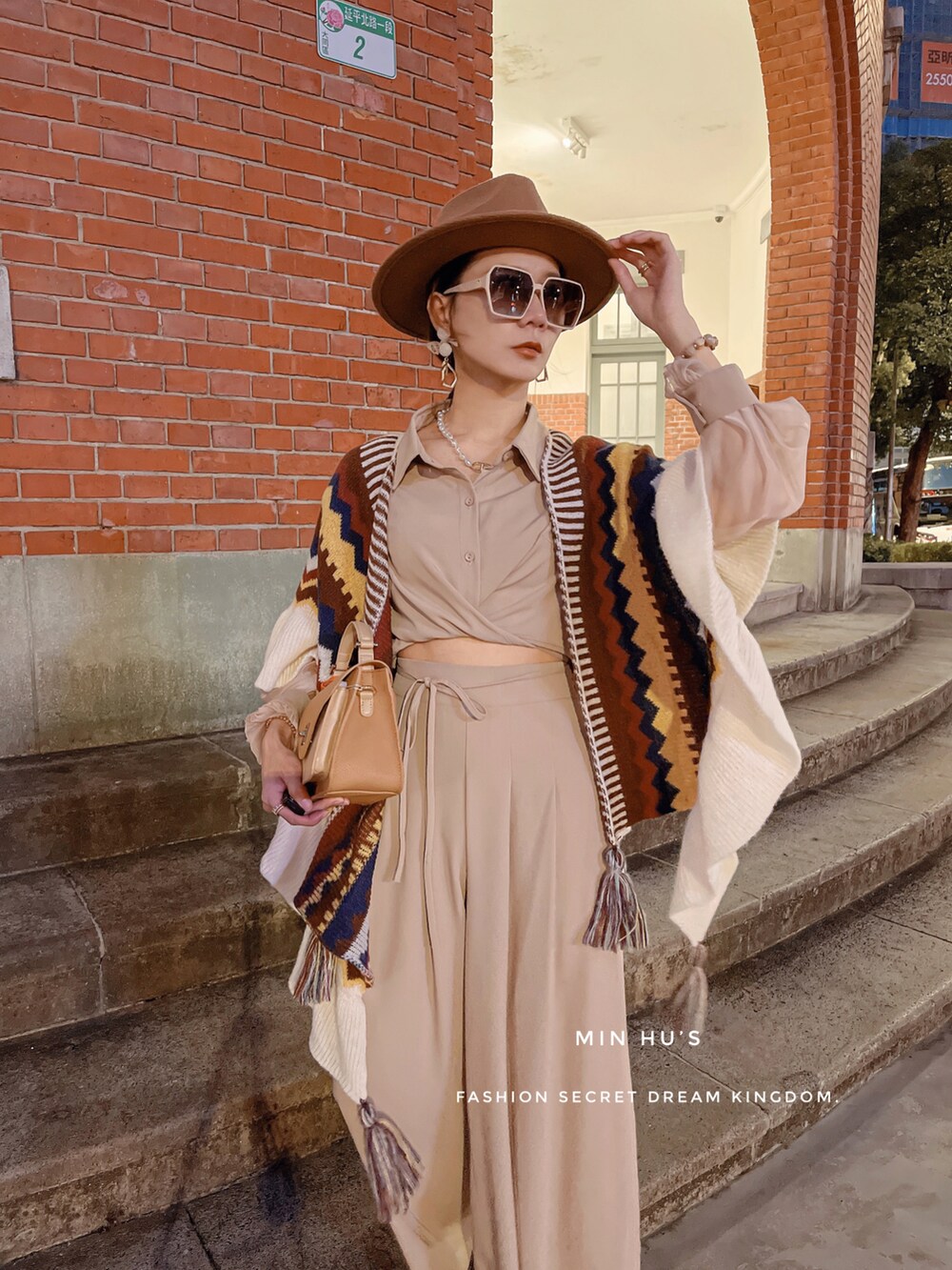 「秋冬、Taiwan、TAIPEI、fashion、girl、STYLE、cool、秋服、休日コーデ、Taichung、woman、were、outfit」｜「迷胡小姐のアイテム（ポンチョ、ベージュ系）」を使った、MIN HU’sさん（レディース・162cm）の秋コーディネートの5枚目の写真
