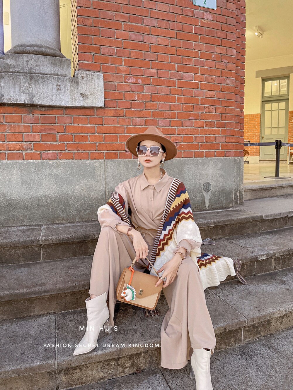 「秋冬、Taiwan、TAIPEI、fashion、girl、STYLE、cool、秋服、休日コーデ、Taichung、woman、were、outfit」｜「迷胡小姐のアイテム（ポンチョ、ベージュ系）」を使った、MIN HU’sさん（レディース・162cm）の秋コーディネートの2枚目の写真