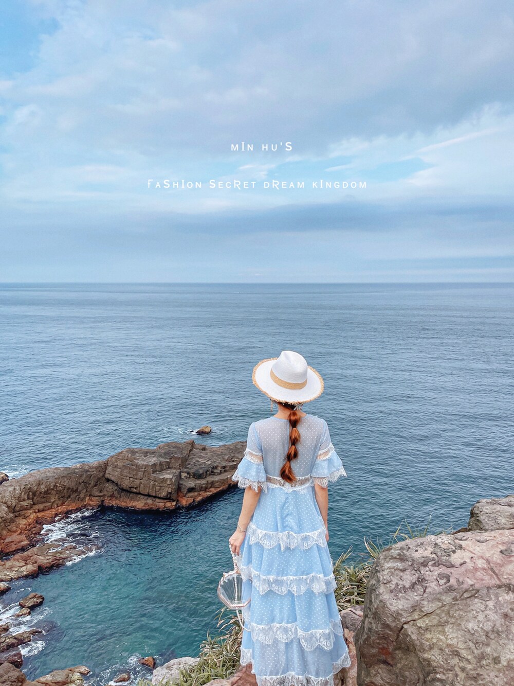 ブルー系のワンピースを着用したレディースの春コーディネートの5枚目の写真