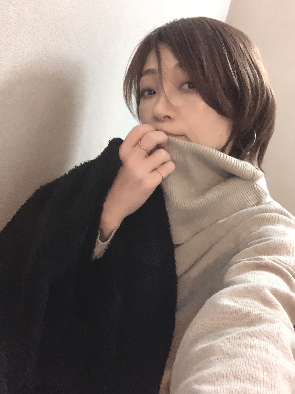 ブラック系のジャケット/アウター、ベージュ系のニット/セーター、ブラック系のその他パンツを着用したレディースの秋コーディネートの4枚目の写真