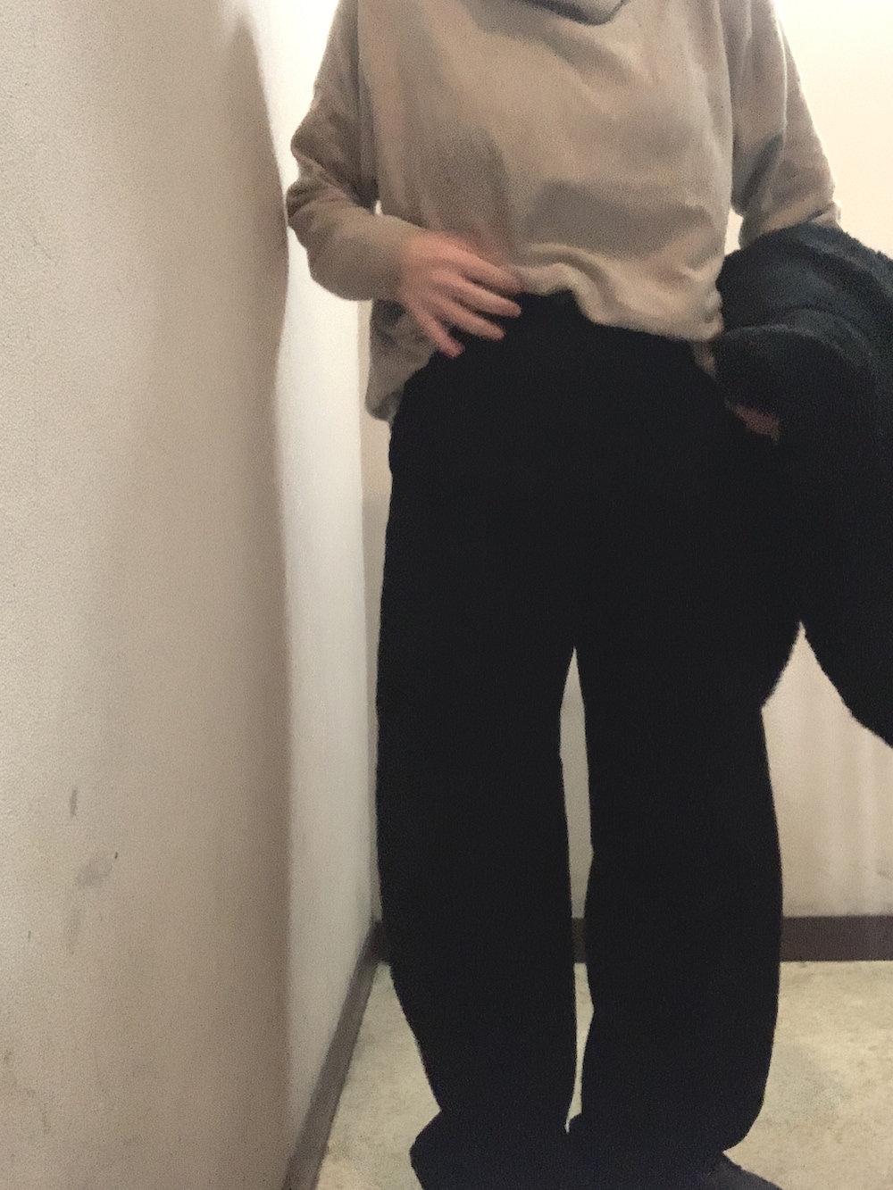 ブラック系のジャケット/アウター、ベージュ系のニット/セーター、ブラック系のその他パンツを着用したレディースの秋コーディネートの2枚目の写真