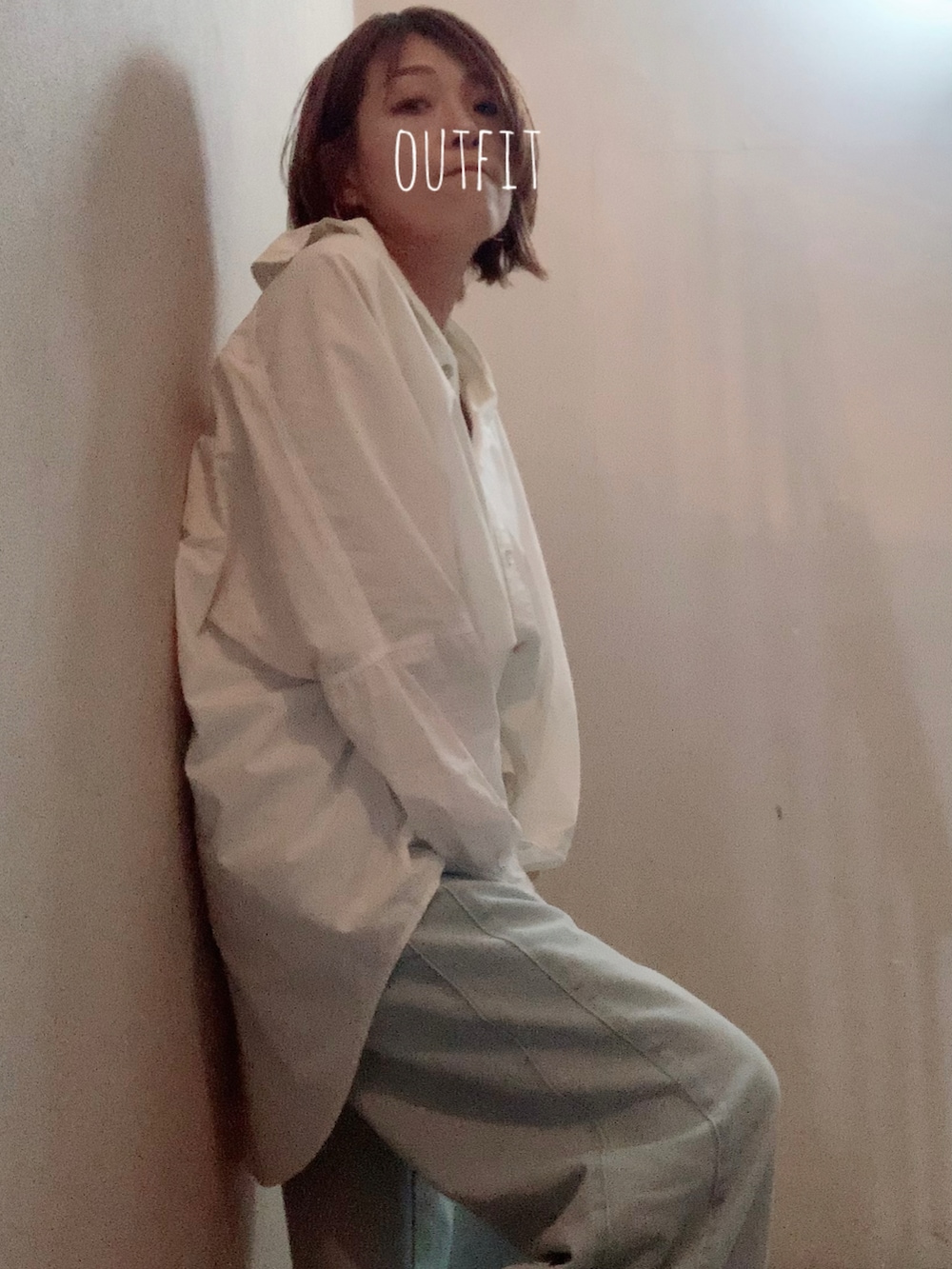 ブルー系のデニムパンツ、ホワイト系のスニーカー、ホワイト系のシャツ/ブラウスを着用したレディースの秋コーディネートの2枚目の写真