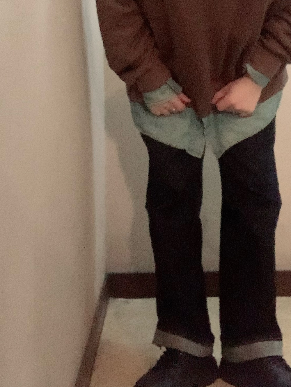 ブルー系のデニムパンツ、ブラウン系のスウェットを着用したレディースの秋コーディネートの3枚目の写真