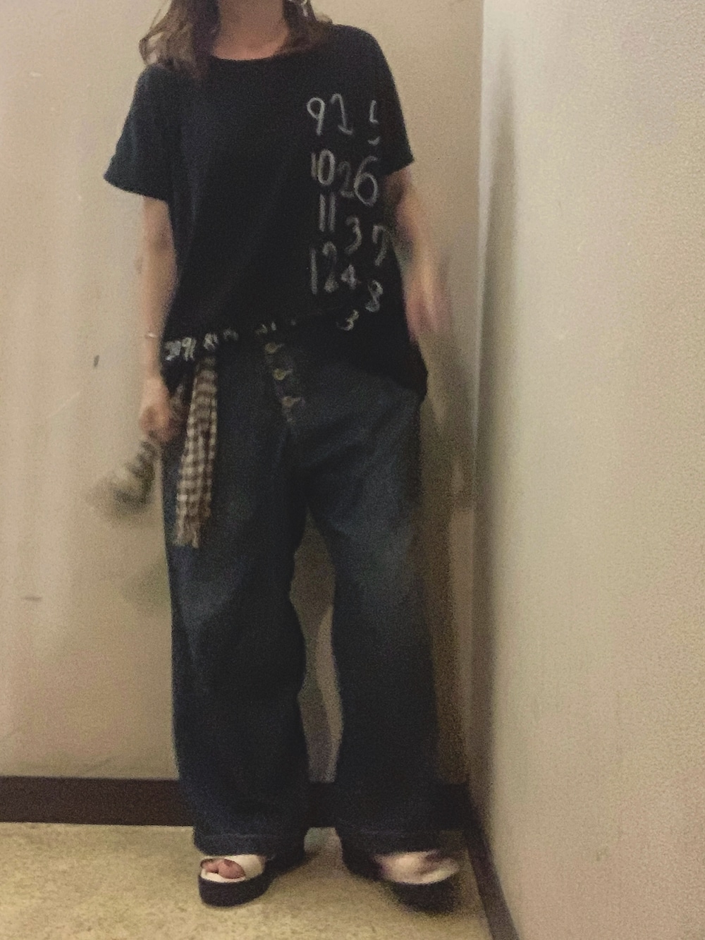 ホワイト系のサンダル、ブルー系のデニムパンツ、ブラック系のTシャツ/カットソーを着用したレディースの夏コーディネートの2枚目の写真