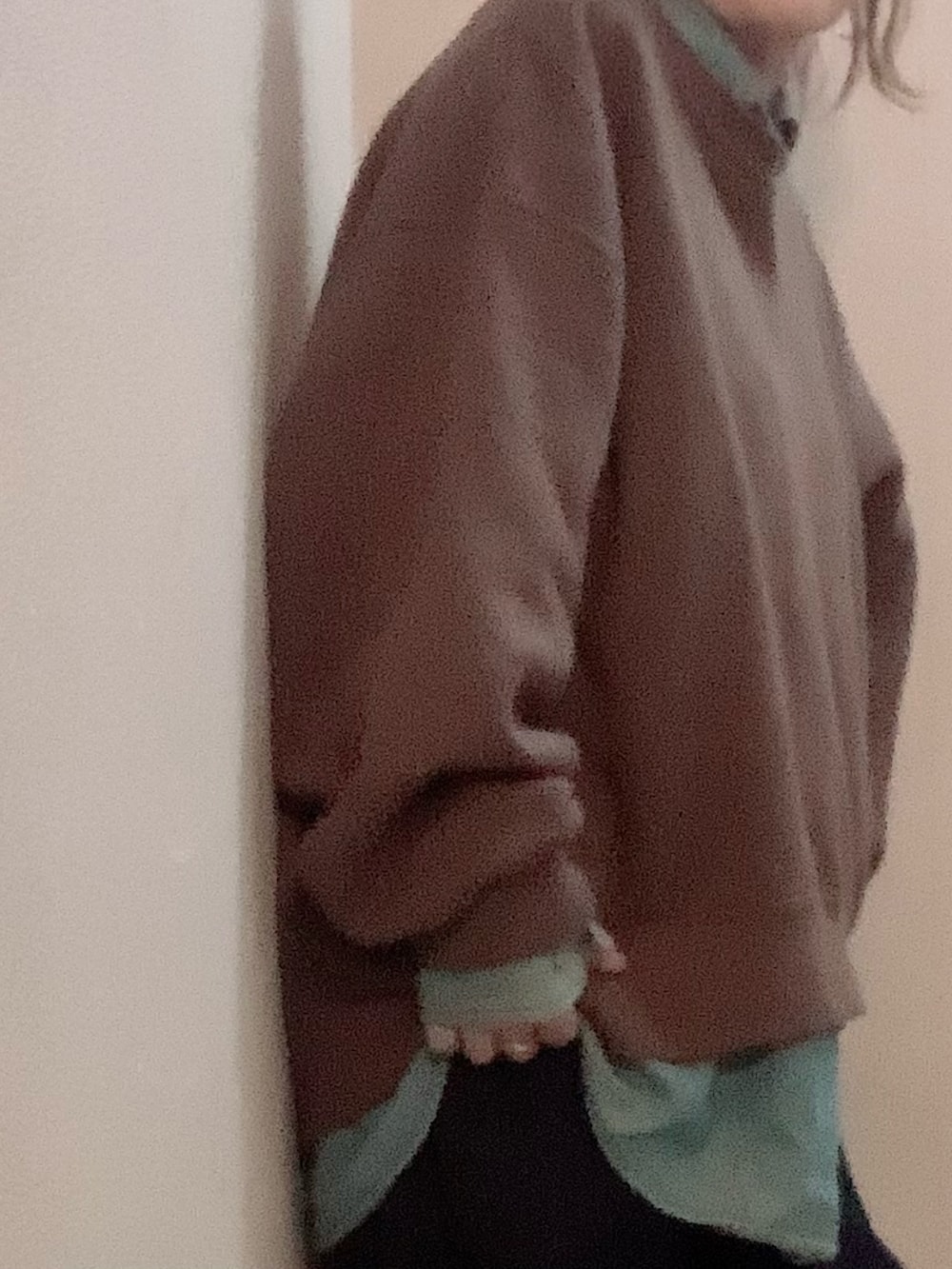 ブルー系のデニムパンツ、ブラウン系のスウェットを着用したレディースの秋コーディネートの2枚目の写真