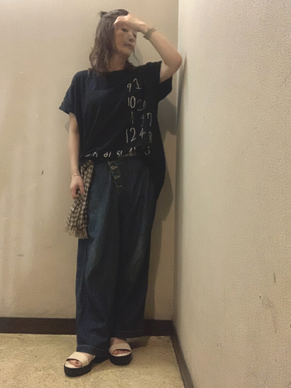 ホワイト系のサンダル、ブルー系のデニムパンツ、ブラック系のTシャツ/カットソーを着用したレディースの夏コーディネートの4枚目の写真