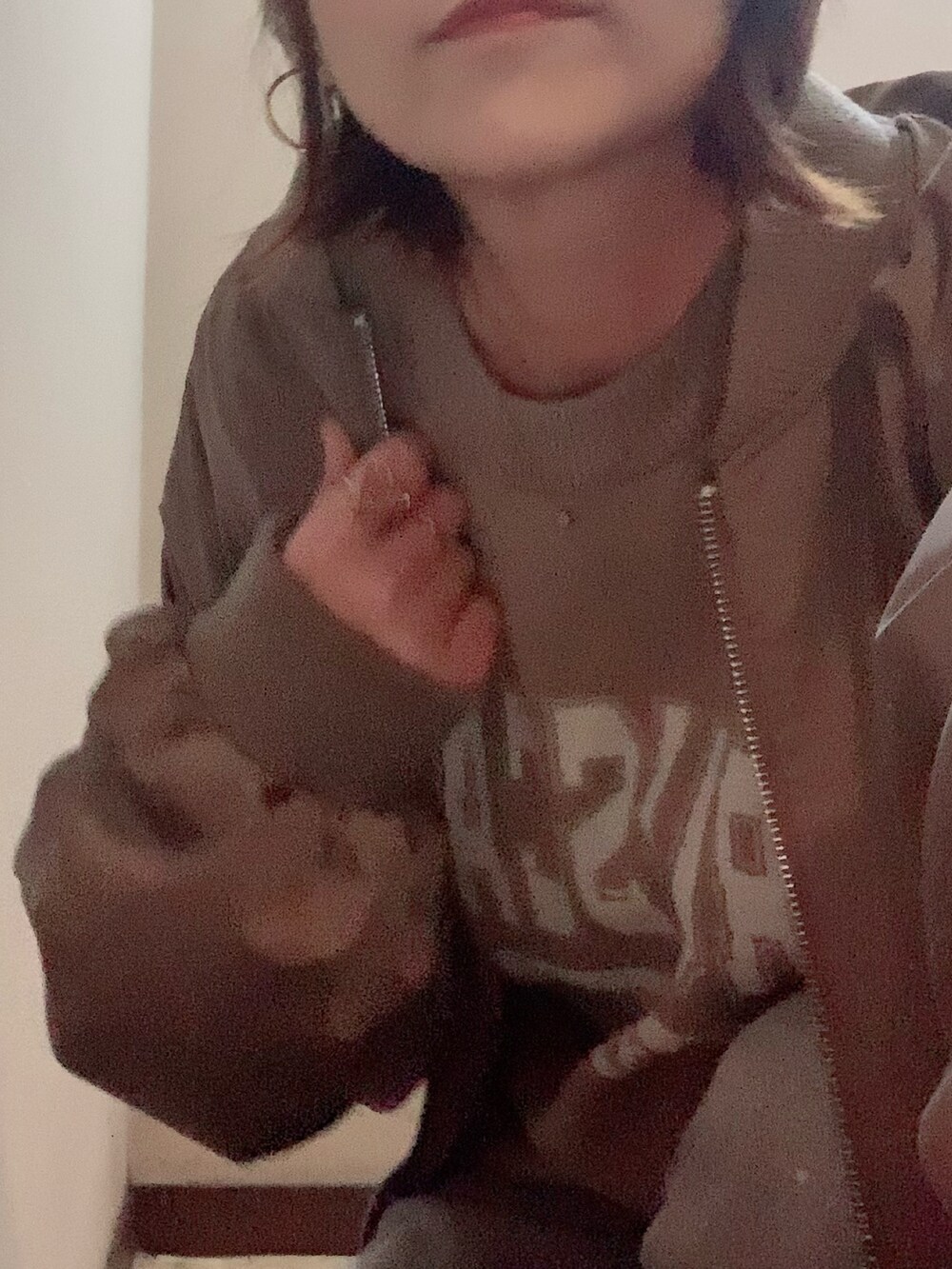 ベージュ系のニット/セーター、ベージュ系のブルゾン、ブルー系のデニムパンツを着用したレディースの秋コーディネートの2枚目の写真