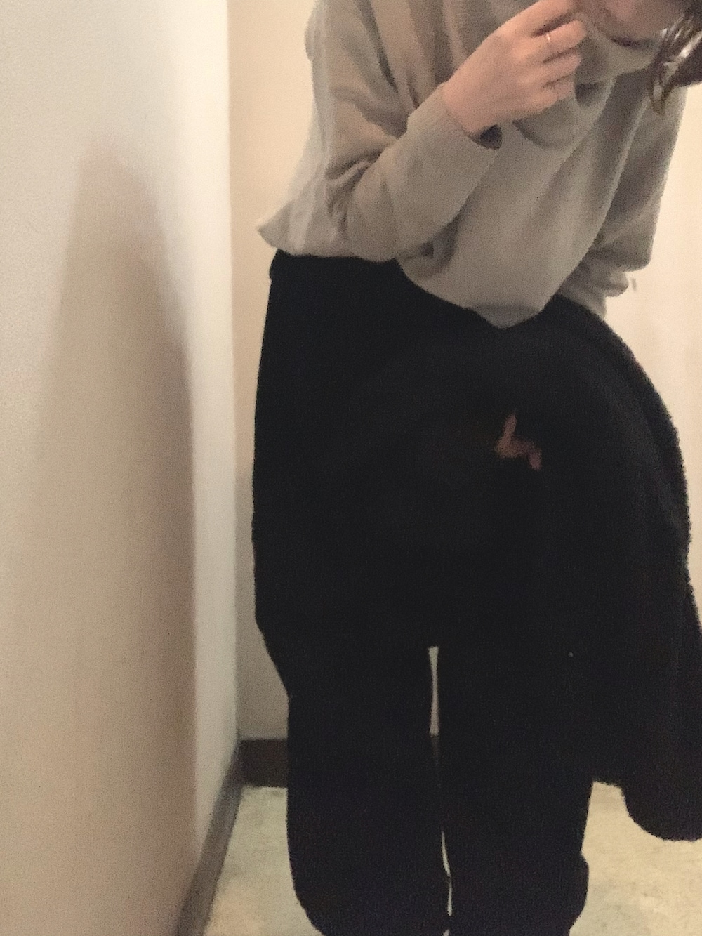 ブラック系のジャケット/アウター、ベージュ系のニット/セーター、ブラック系のその他パンツを着用したレディースの秋コーディネートの3枚目の写真