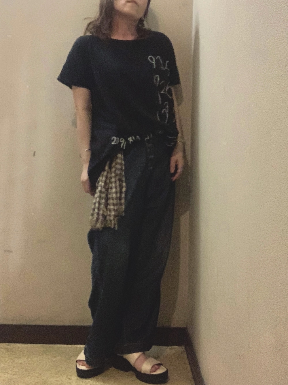 ホワイト系のサンダル、ブルー系のデニムパンツ、ブラック系のTシャツ/カットソーを着用したレディースの夏コーディネートの3枚目の写真