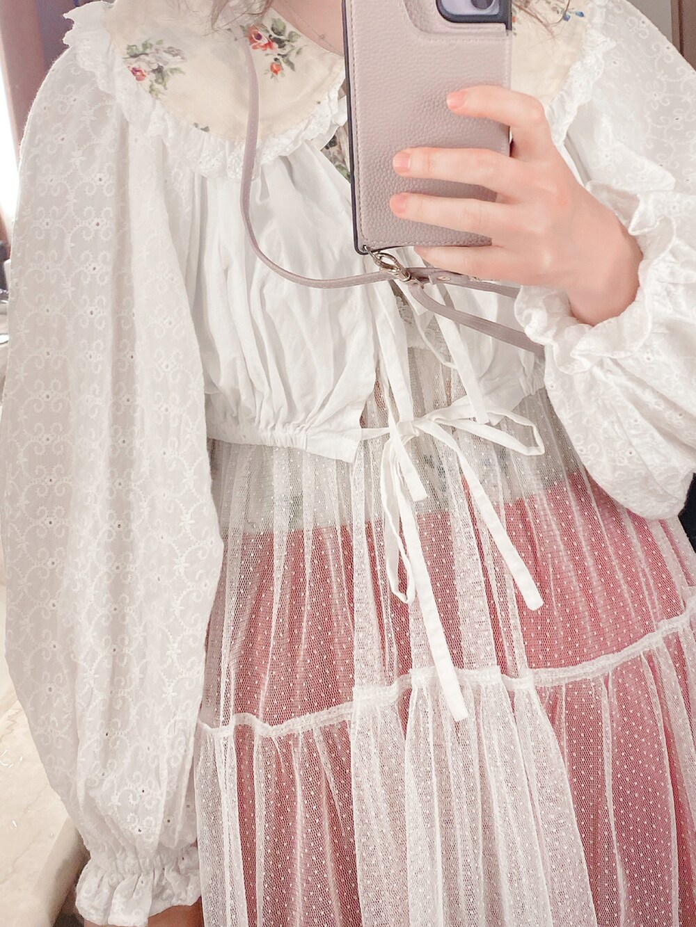 ホワイト系のカーディガン/ボレロ、ホワイト系のワンピース、レッド系のスカートを着用したレディースの夏コーディネートの2枚目の写真