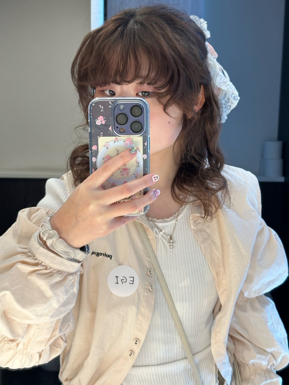 ホワイト系のダッフルコート、グリーン系のワンピース、ホワイト系のTシャツ/カットソーを着用したレディースの冬コーディネートの2枚目の写真