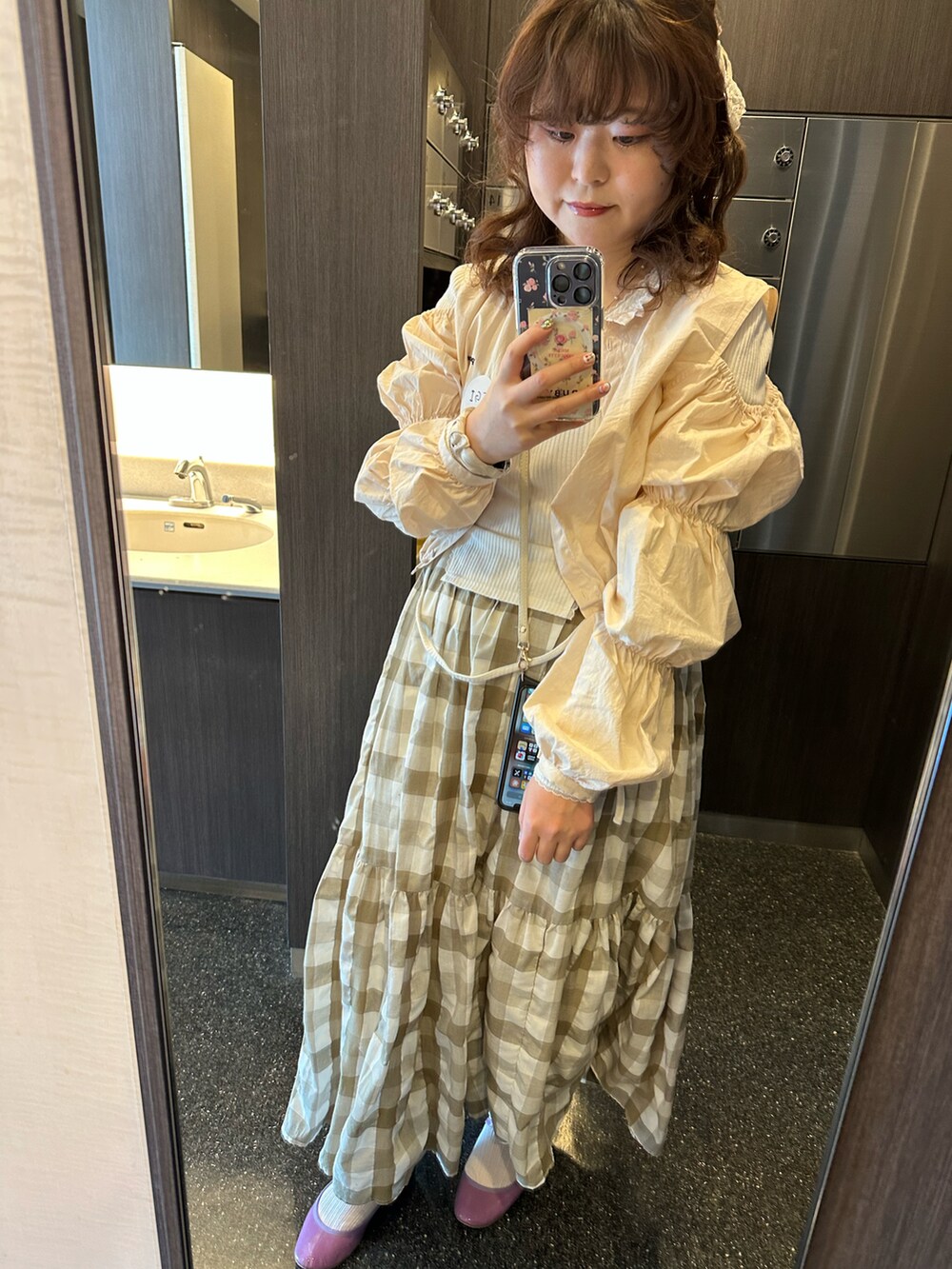 ホワイト系のダッフルコート、グリーン系のワンピース、ホワイト系のTシャツ/カットソーを着用したレディースの冬コーディネートの3枚目の写真