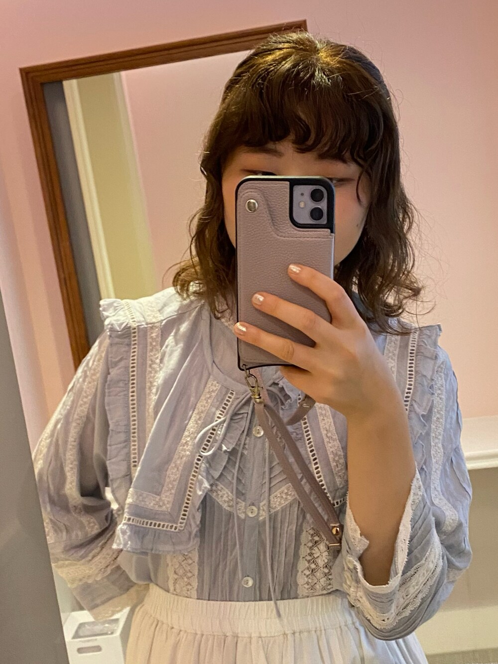 ブルー系のシャツ/ブラウス、ホワイト系のサンダルを着用したレディースの夏コーディネートの2枚目の写真