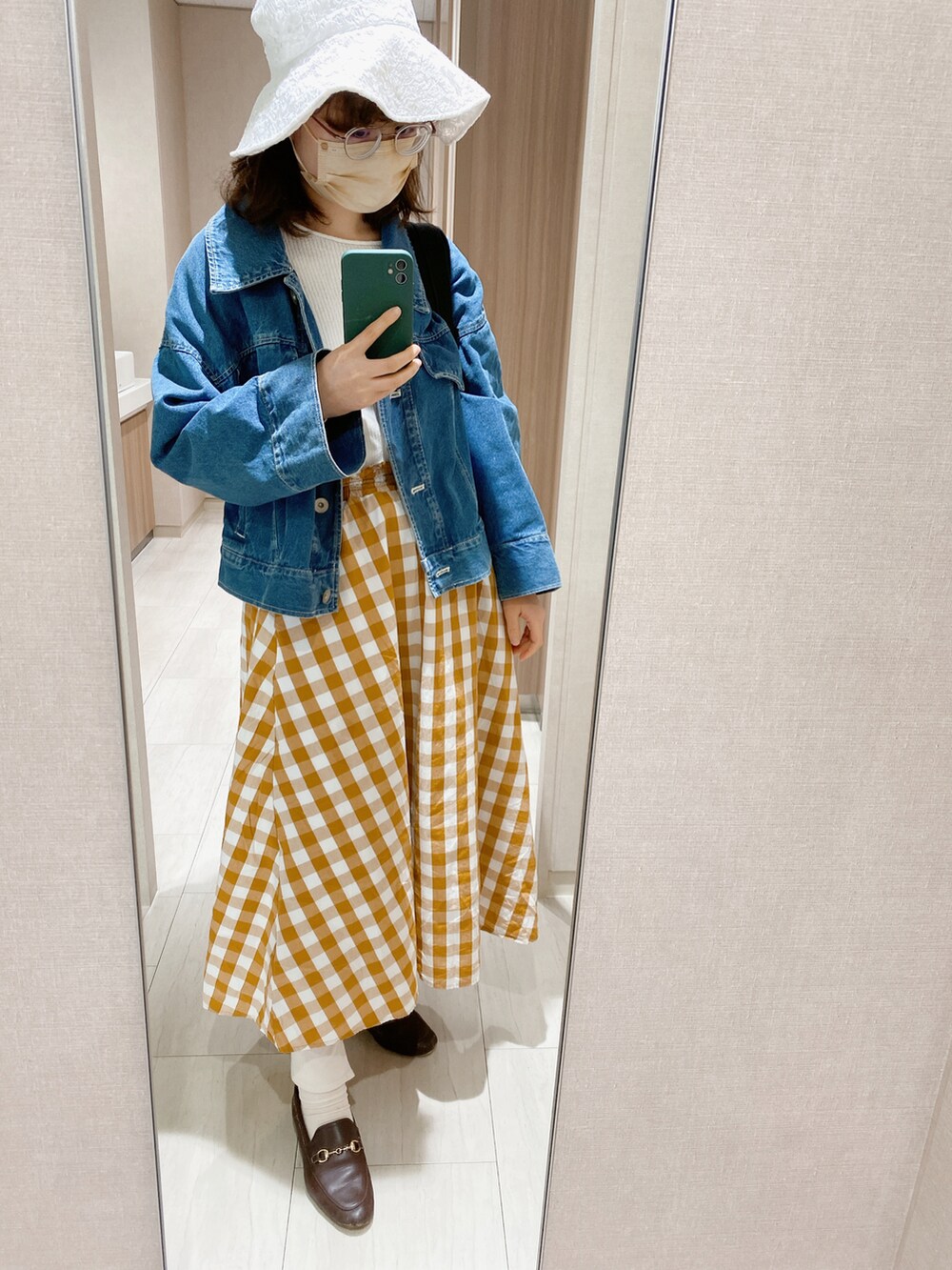 ブラウン系のローファー、ブルー系のデニムジャケット、ホワイト系のTシャツ/カットソーを着用したレディースの春コーディネートの2枚目の写真