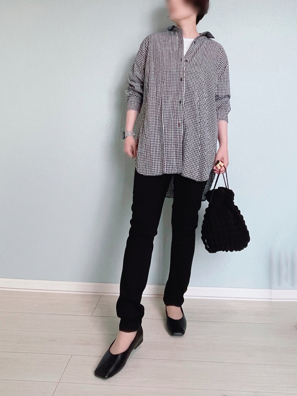 その他のシャツ/ブラウス、ブラック系のデニムパンツ、ブラック系のバッグを着用したレディースの春コーディネートの2枚目の写真