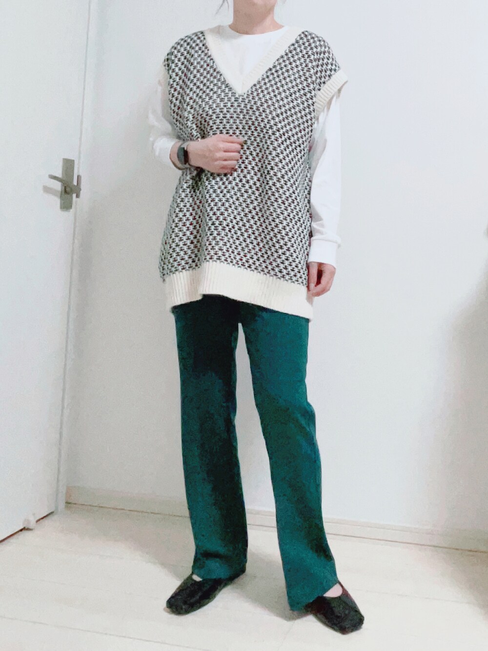 グリーン系のその他パンツ、ホワイト系のベスト、ホワイト系のTシャツ/カットソーを着用したレディースの秋コーディネートの2枚目の写真