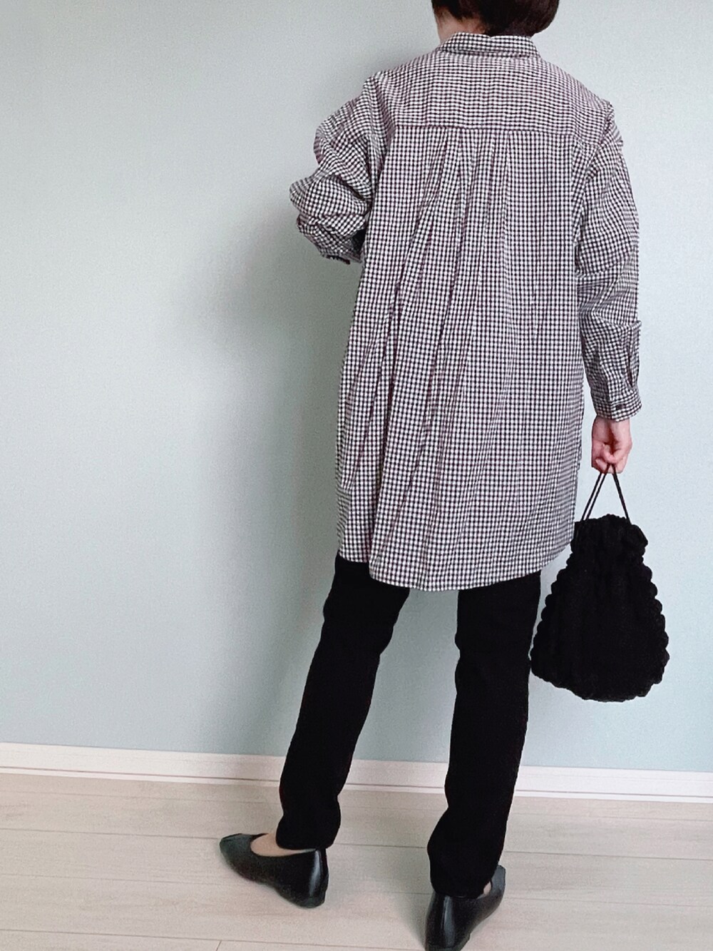 その他のシャツ/ブラウス、ブラック系のデニムパンツ、ブラック系のバッグを着用したレディースの春コーディネートの4枚目の写真