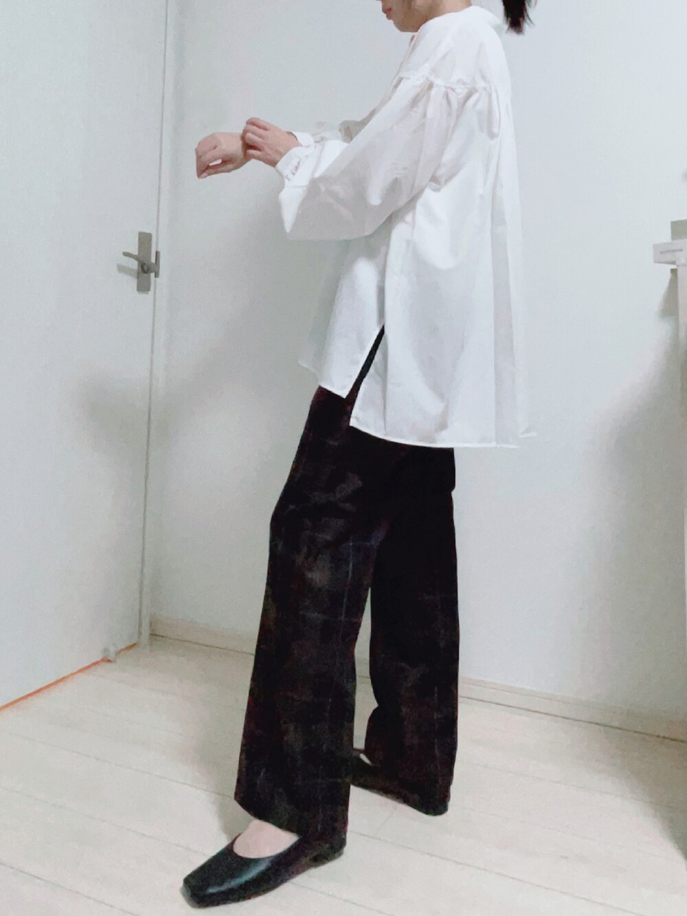 ホワイト系のシャツ/ブラウス、ブラウン系のその他パンツ、ブラック系のバッグを着用したレディースの秋コーディネートの2枚目の写真