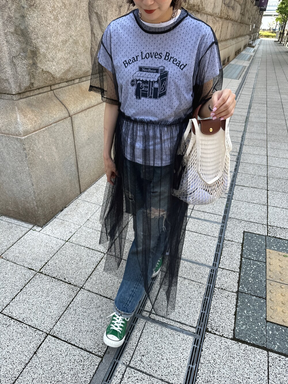 ホワイト系のショルダーバッグ、ホワイト系のTシャツ/カットソー、ブラック系のワンピース/ドレスを着用したレディースの夏コーディネートの2枚目の写真