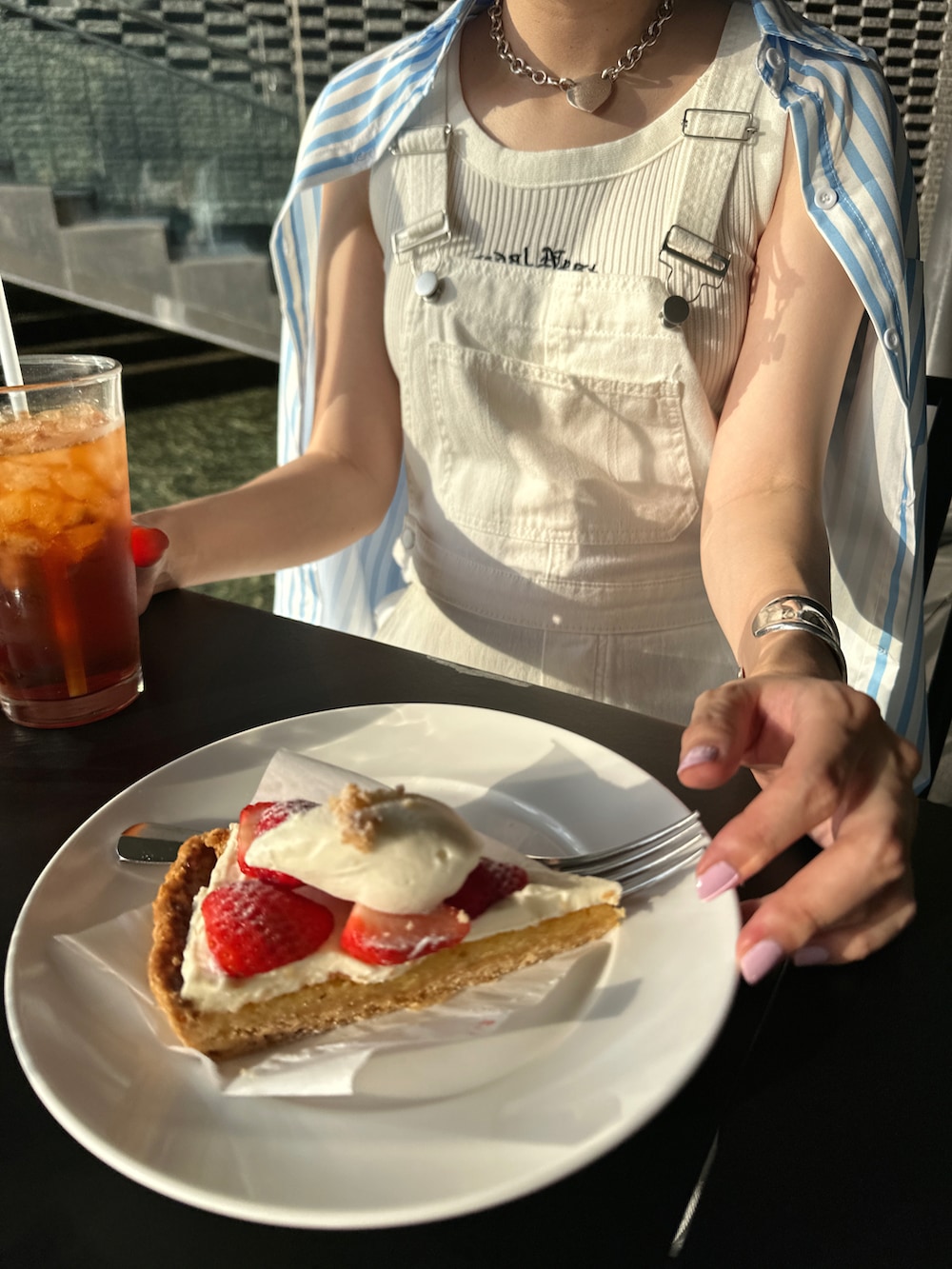 「春夏コーデ、シンプル、夏コーデ、初夏コーデ、韓国ファッション、オーバーオール、白パンツ、ストライプ、シャツコーデ、お出かけコーデ日記」｜「SALOMONのアイテム（スニーカー、ブラック系）」を使った、mioさん（レディース・165cm）の春コーディネートの2枚目の写真