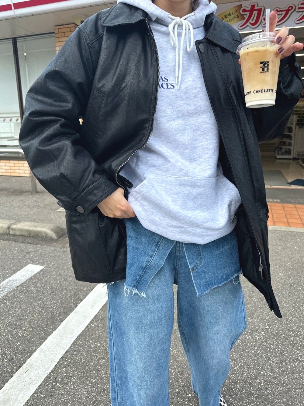 ブルー系のデニムパンツ、その他のスニーカー、ブラック系のジャケット/アウターを着用したレディースの冬コーディネートの3枚目の写真