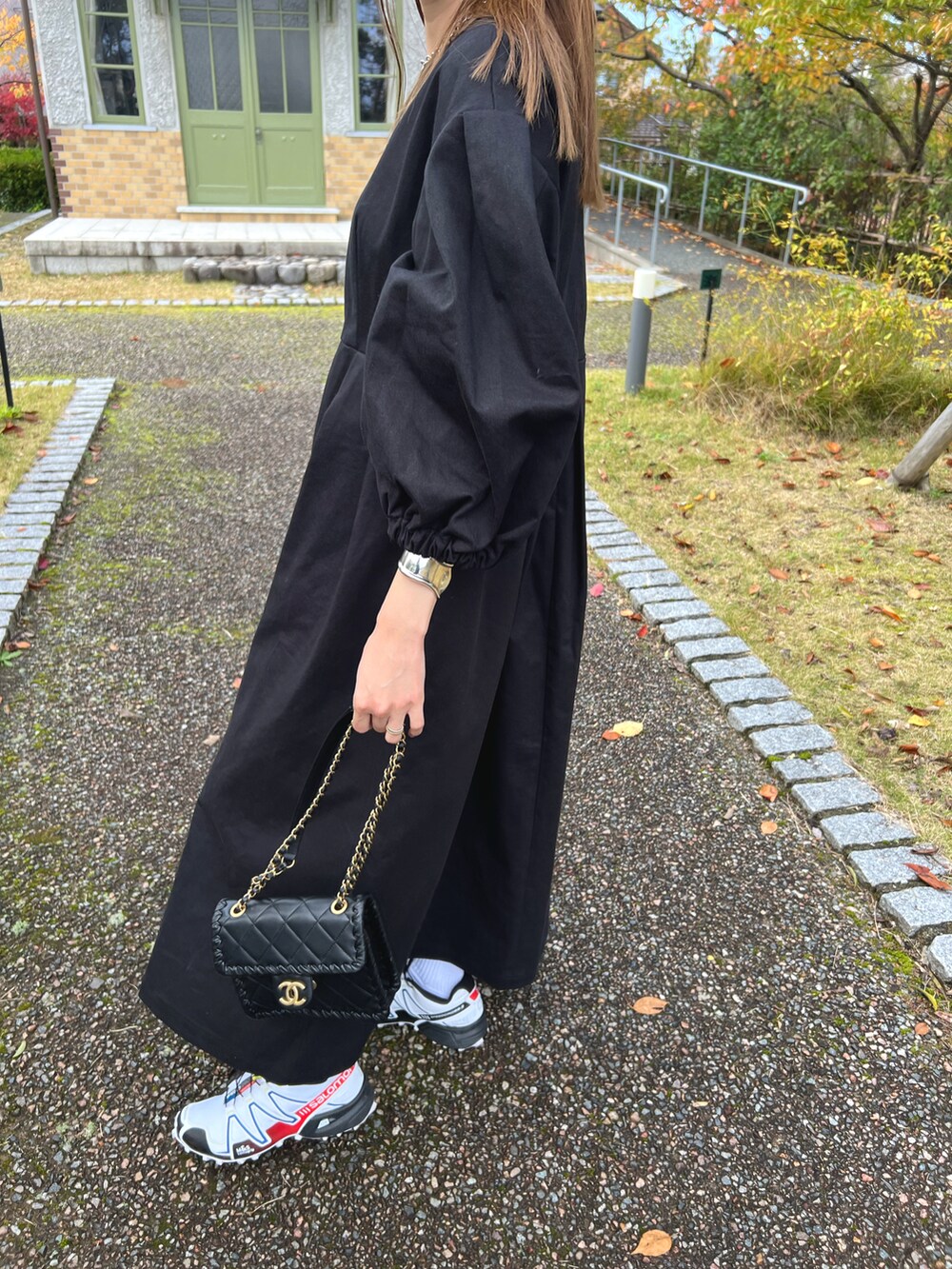 「きれいめカジュアル、秋服コーデ、お出かけコーデ、休日コーデ、ボリューム袖、モノトーンコーデ」｜「mignonのアイテム（ワンピース/ドレス、ブラック系）」を使った、mioさん（レディース・165cm）の秋コーディネートの2枚目の写真