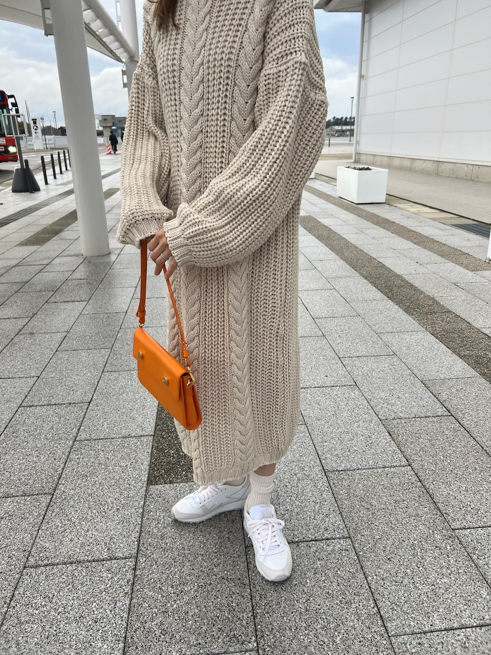 ベージュ系のワンピース/ドレス、ブルー系のソックス/靴下、パープル系のキャップを着用したレディースの秋コーディネートの3枚目の写真