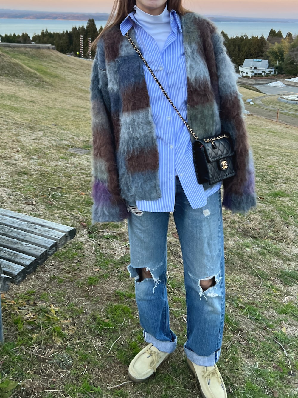 ブルー系のシャツ/ブラウス、ブルー系のカーディガン/ボレロ、その他のサングラスを着用したレディースの冬コーディネートの2枚目の写真