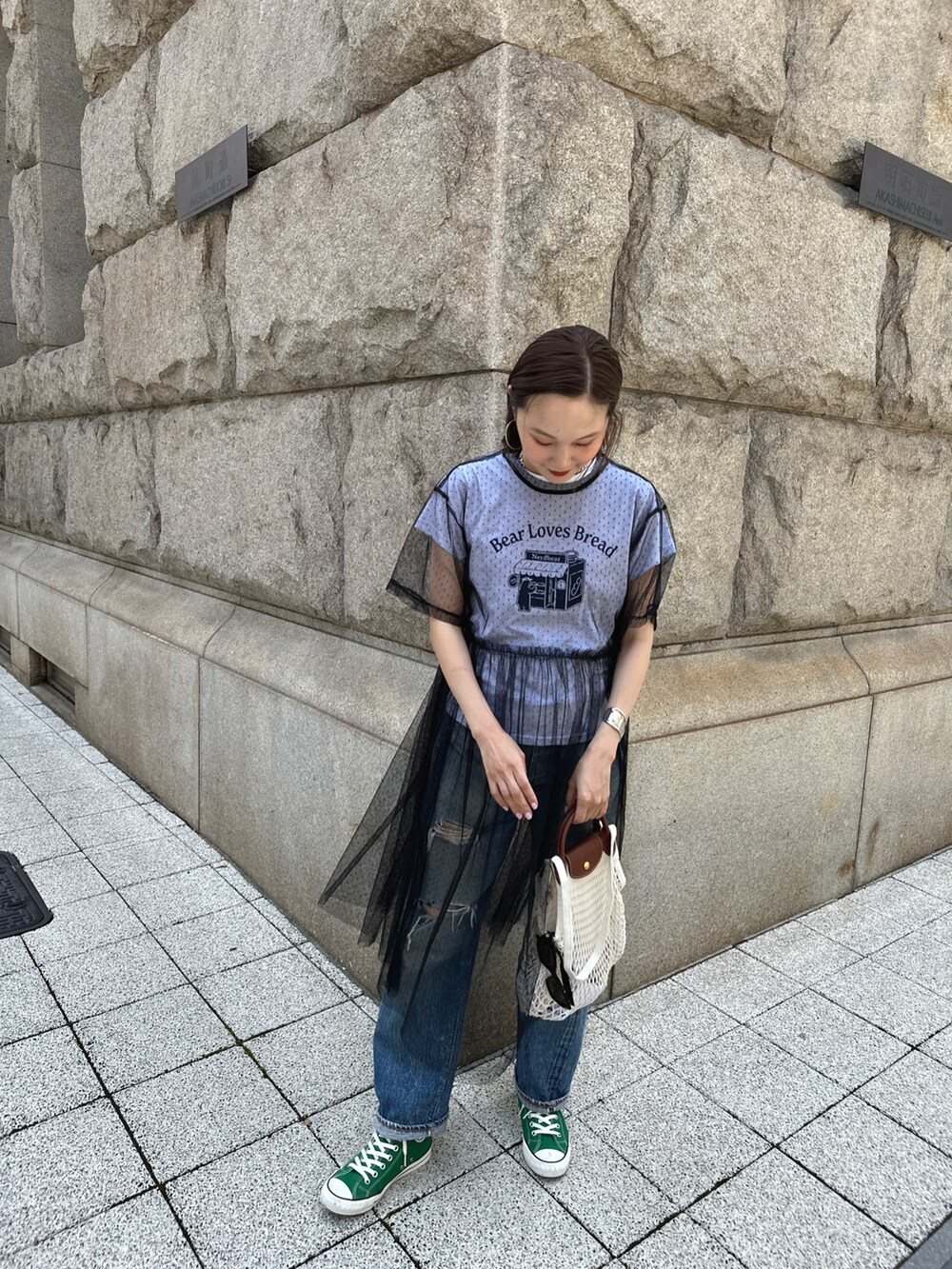 ホワイト系のショルダーバッグ、ホワイト系のTシャツ/カットソー、ブラック系のワンピース/ドレスを着用したレディースの夏コーディネートの3枚目の写真