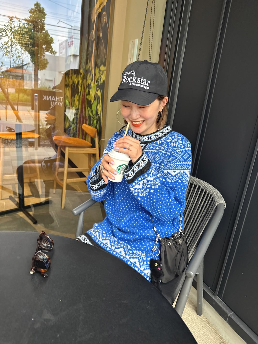 ブルー系のワンピース/ドレス、ブラック系のバッグ、ブラック系のブーツを着用したレディースの秋コーディネートの2枚目の写真