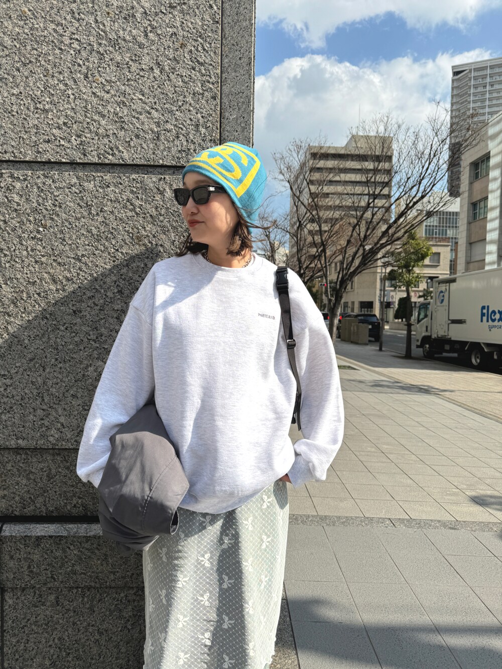 ブルー系のデニムパンツ、グレー系のジャケット/アウター、ホワイト系のスカートを着用したレディースの冬コーディネートの4枚目の写真