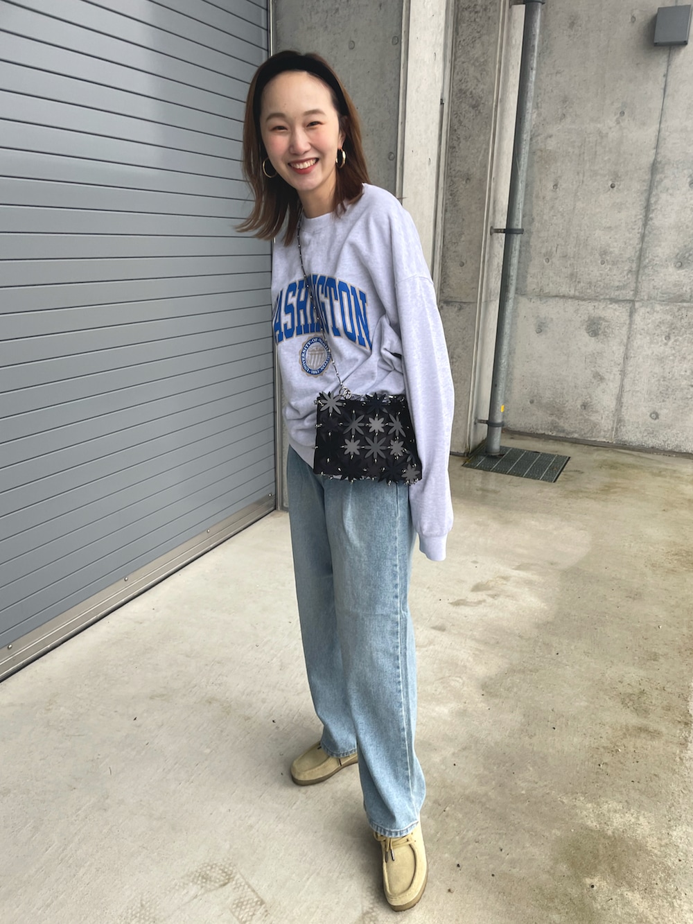 「ロゴスウェット、冬コーデ、プチプラコーデ、オーバーサイズ、メンズライク、お出かけコーデ、カチューシャ、スウェット」｜「mignonのアイテム（デニムパンツ、ブルー系）」を使った、mioさん（レディース・165cm）の冬コーディネートの3枚目の写真