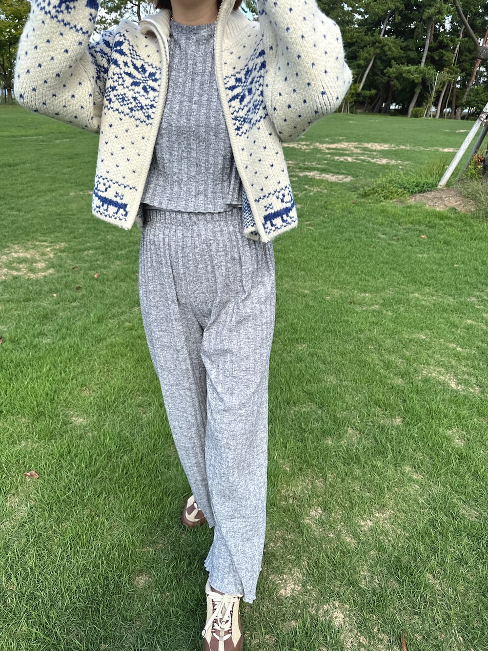 ベージュ系のカーディガン/ボレロ、グレー系のパンツ、ブラック系のサングラスを着用したレディースの秋コーディネートの3枚目の写真