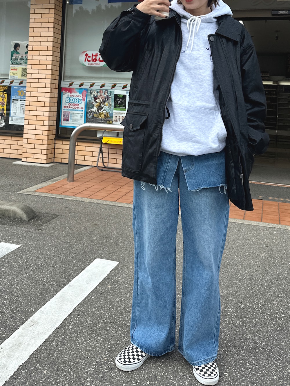 ブルー系のデニムパンツ、その他のスニーカー、ブラック系のジャケット/アウターを着用したレディースの冬コーディネートの2枚目の写真