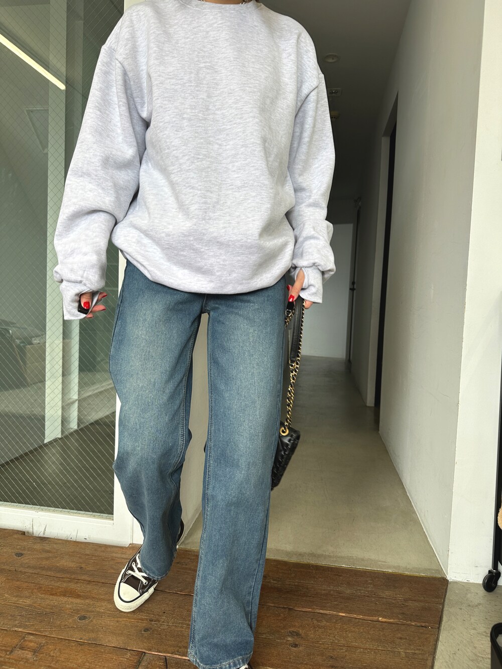 ブルー系のデニムパンツ、グリーン系のジャケット/アウター、ブラウン系のスニーカーを着用したレディースの冬コーディネートの4枚目の写真