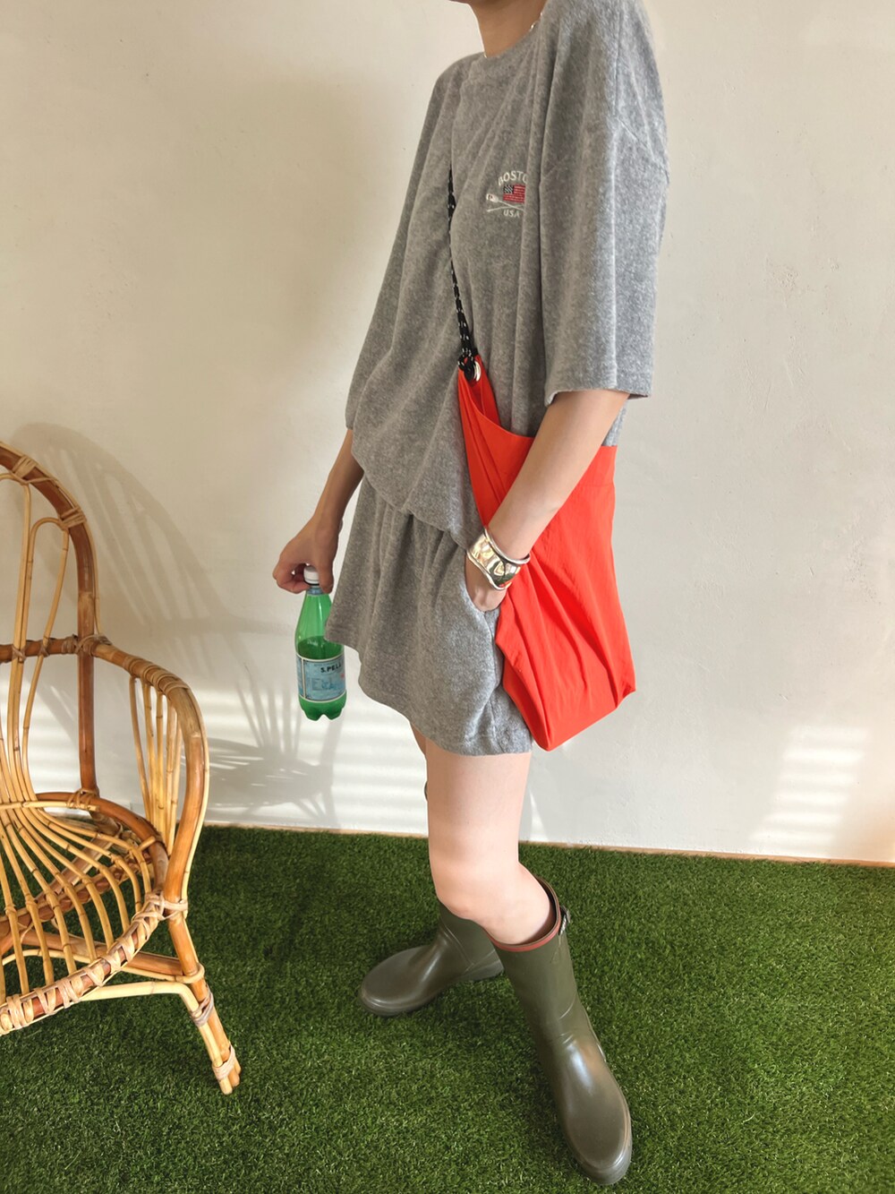 グレー系のトップス、グレー系のパンツ、ベージュ系のレインシューズを着用したレディースの夏コーディネートの2枚目の写真