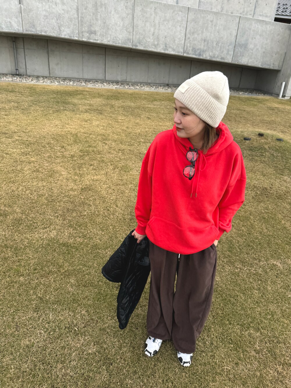 ブラウン系のパンツ、ブラック系のジャケット/アウター、ブラウン系のメガネを着用したレディースの冬コーディネートの4枚目の写真