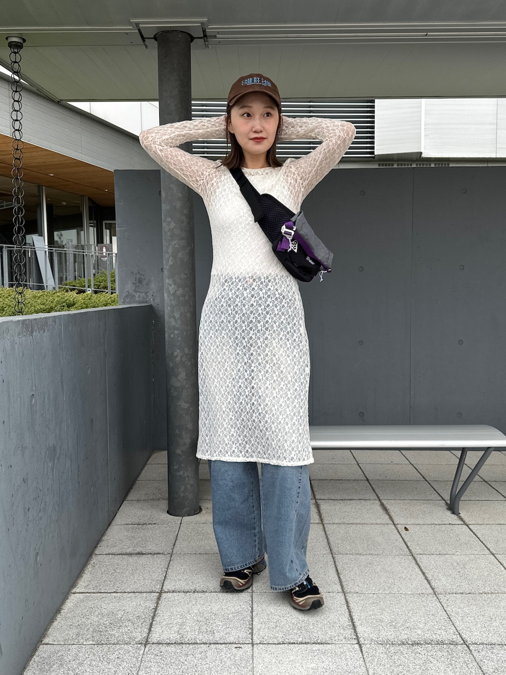 ホワイト系のワンピース/ドレス、ブラック系のボディバッグ/ウエストポーチ、ブラック系のスニーカーを着用したレディースの春コーディネートの3枚目の写真