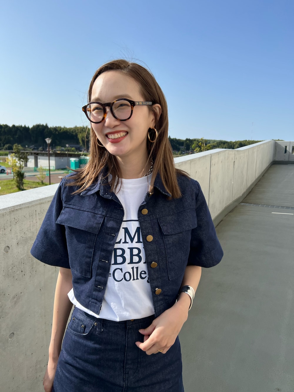 「ごきげんウィーク、PR、myCHANEL、今日のコスメと服、オトナカジュアル、夏コーデ、セットアップスタイル、セットアップ、デニムシャツ、デニムオンデニム、デニムジャケット」｜「mignonのアイテム（バッグ、ベージュ系）」を使った、mioさん（レディース・165cm）の春コーディネートの3枚目の写真
