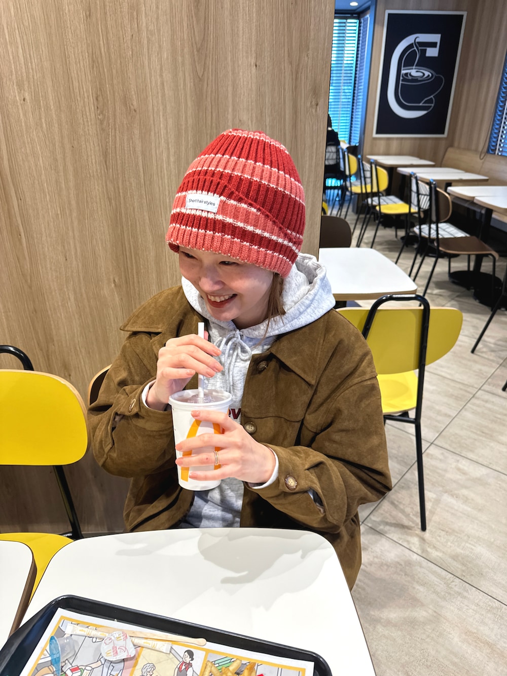 ブラック系のデニムパンツ、グレー系のパーカー、その他のスニーカーを着用したレディースの冬コーディネートの2枚目の写真