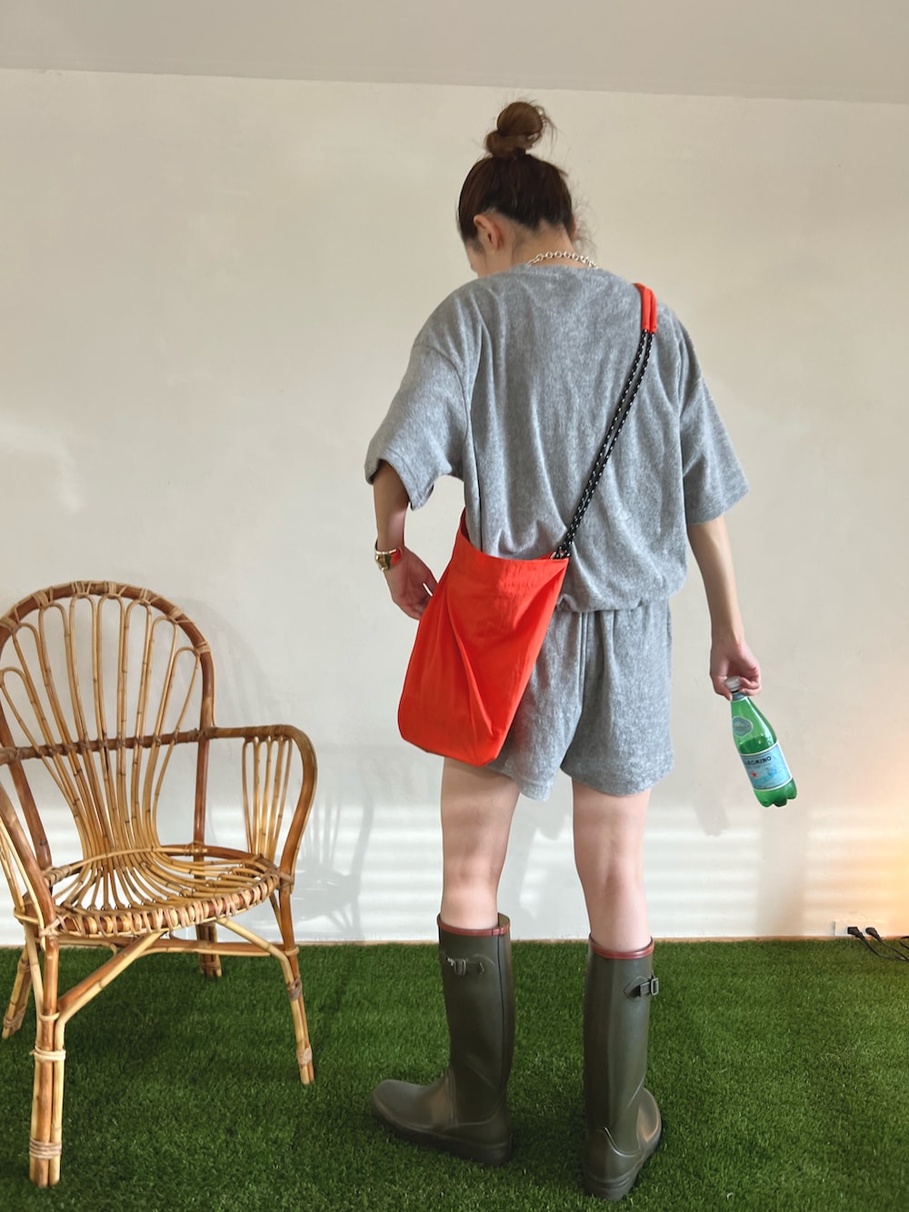 グレー系のトップス、グレー系のパンツ、ベージュ系のレインシューズを着用したレディースの夏コーディネートの3枚目の写真