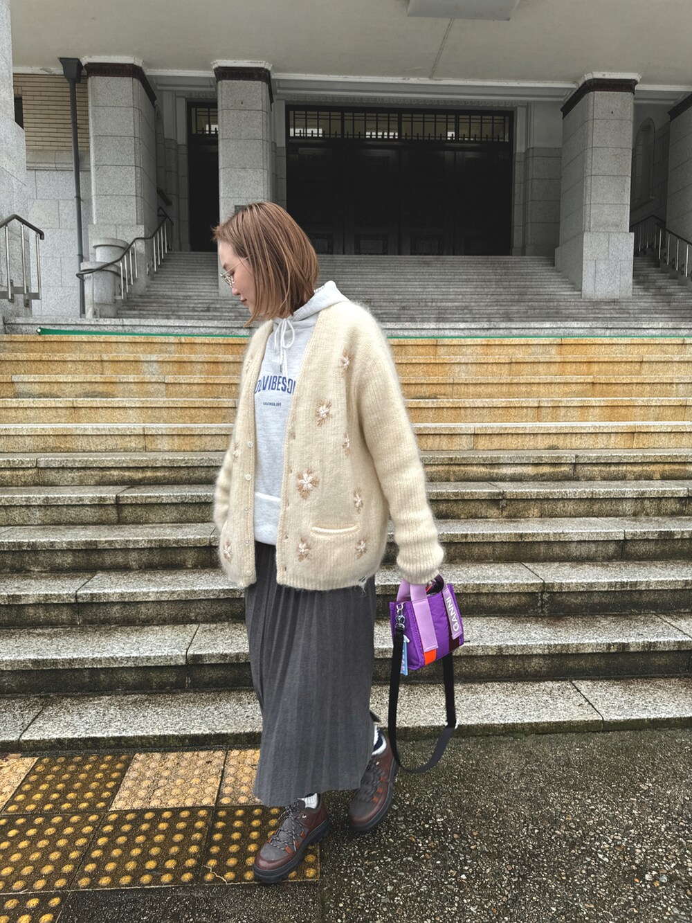 「スウェット、着回しコーデ、春カラー、淡色コーデ、プチプラコーデ、プリーツスカート、メガネ女子」｜「mignonのアイテム（トップス、グレー系）」を使った、mioさん（レディース・165cm）の冬コーディネートの2枚目の写真