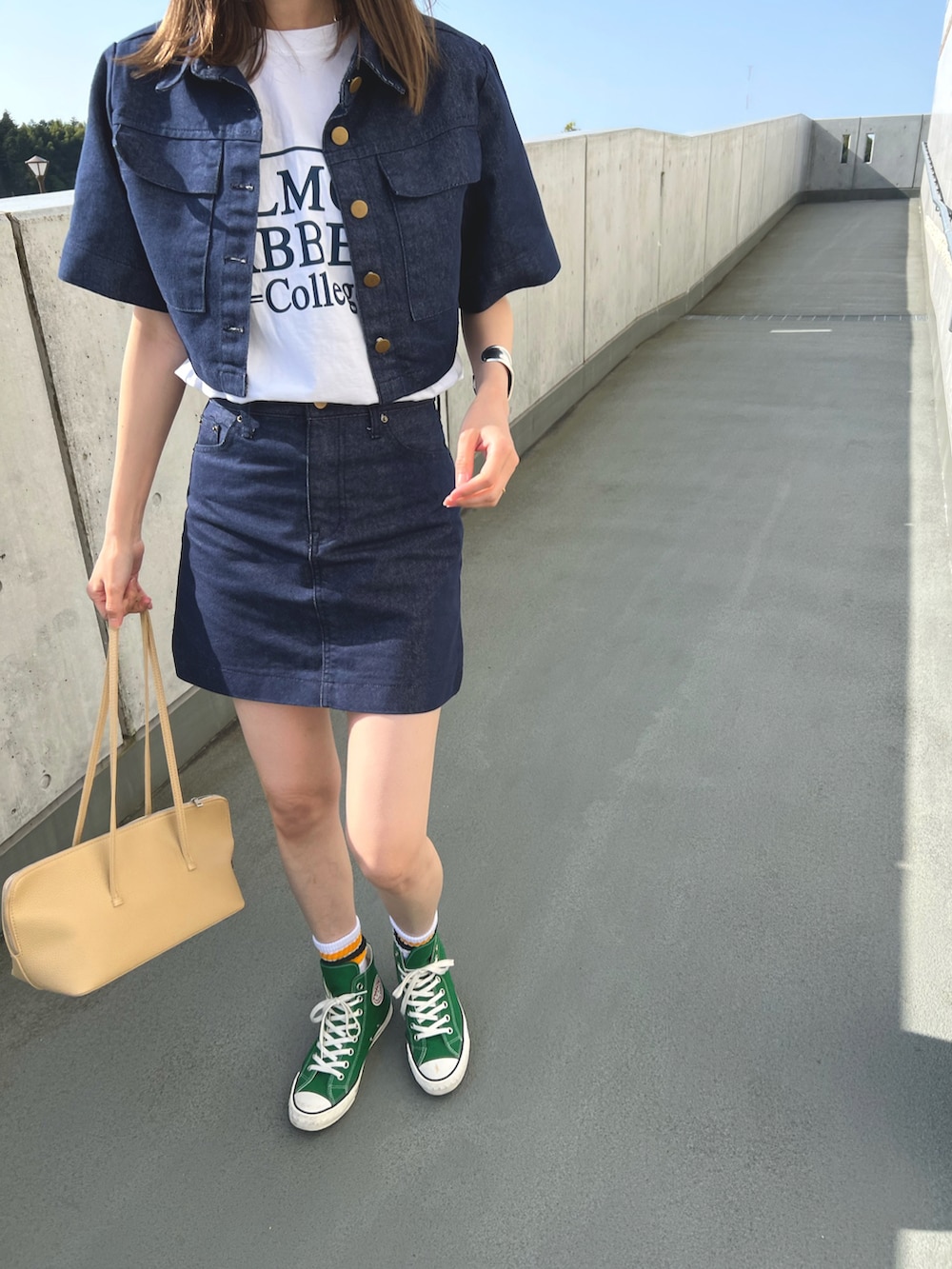「ごきげんウィーク、PR、myCHANEL、今日のコスメと服、オトナカジュアル、夏コーデ、セットアップスタイル、セットアップ、デニムシャツ、デニムオンデニム、デニムジャケット」｜「mignonのアイテム（バッグ、ベージュ系）」を使った、mioさん（レディース・165cm）の春コーディネートの2枚目の写真