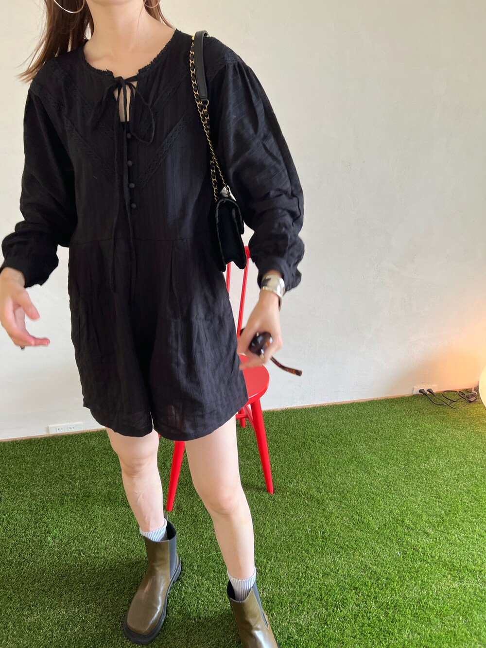 「モノトーン、オトナカジュアル、秋のコーデ、秋服準備はじめました、秋先取りコーデ、スクエアバッグ」｜「mignonのアイテム（ブーツ、グリーン系）」を使った、mioさん（レディース・165cm）の夏コーディネートの2枚目の写真