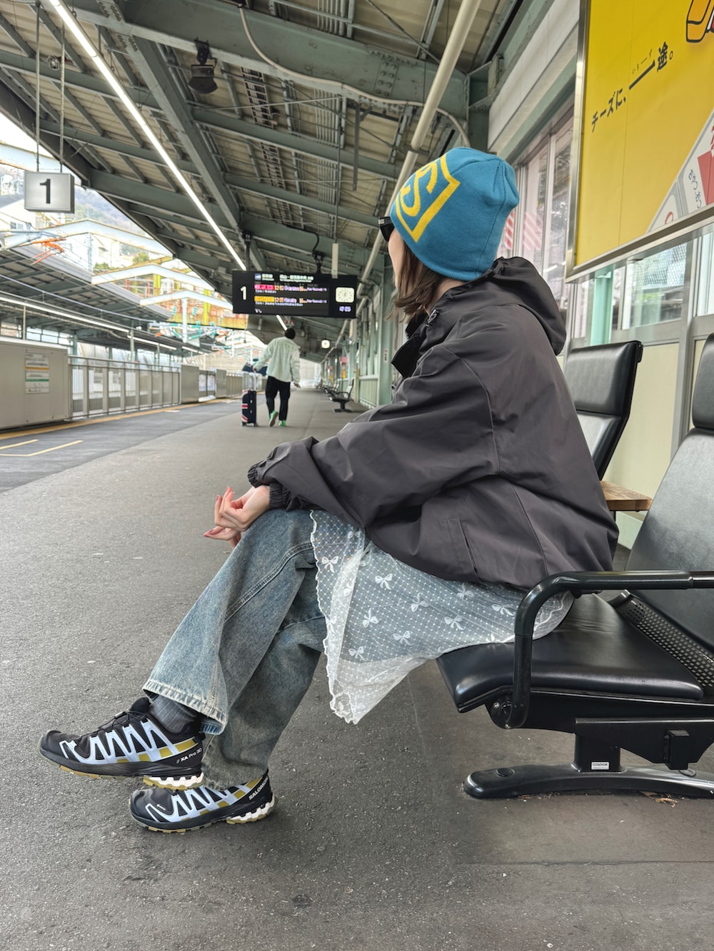 ブルー系のデニムパンツ、グレー系のジャケット/アウター、ホワイト系のスカートを着用したレディースの冬コーディネートの5枚目の写真