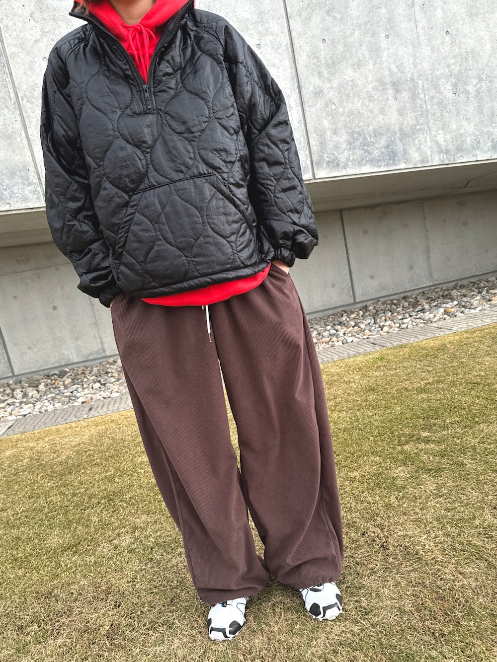 ブラウン系のパンツ、ブラック系のジャケット/アウター、ブラウン系のメガネを着用したレディースの冬コーディネートの3枚目の写真